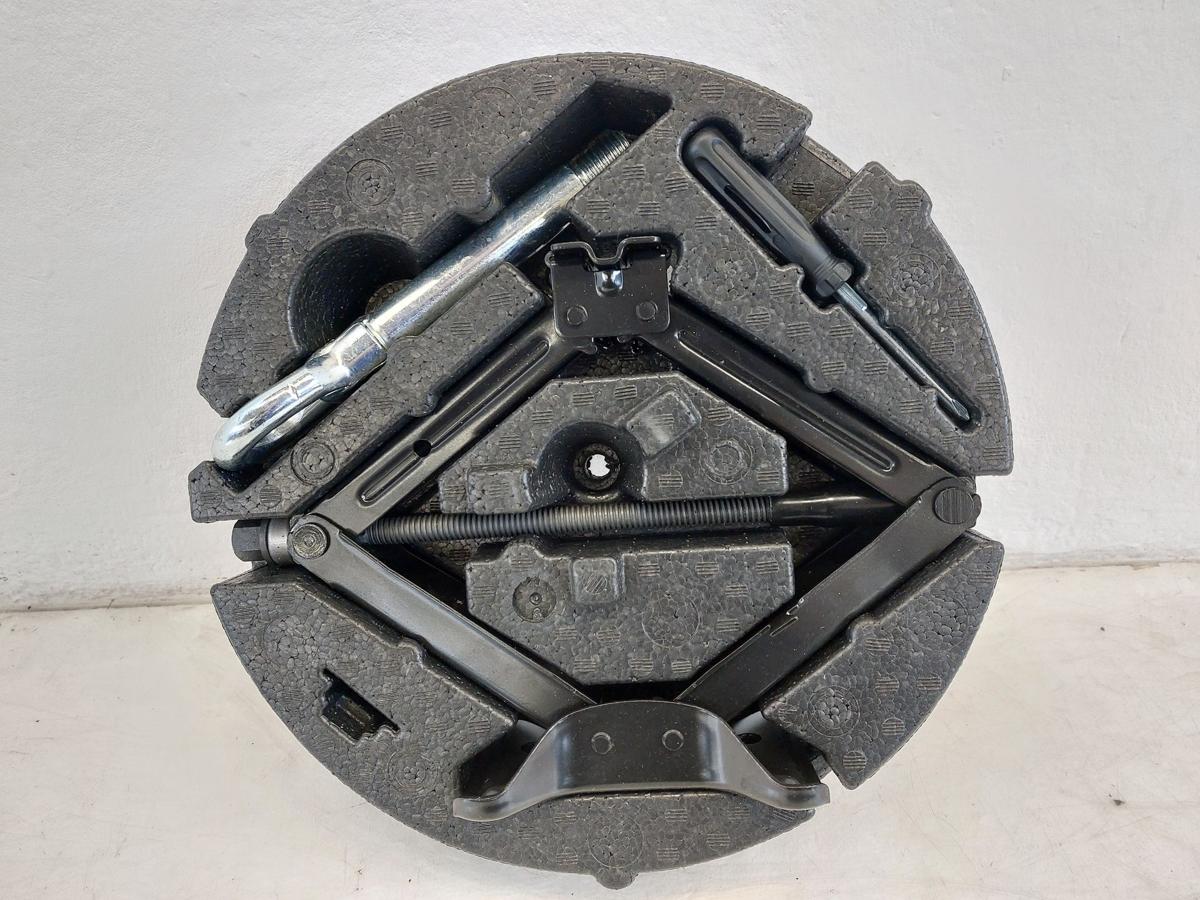 Opel Astra J Caravan Schaumstoffeinleger mit Wagenheber und Abschleppöse Panne