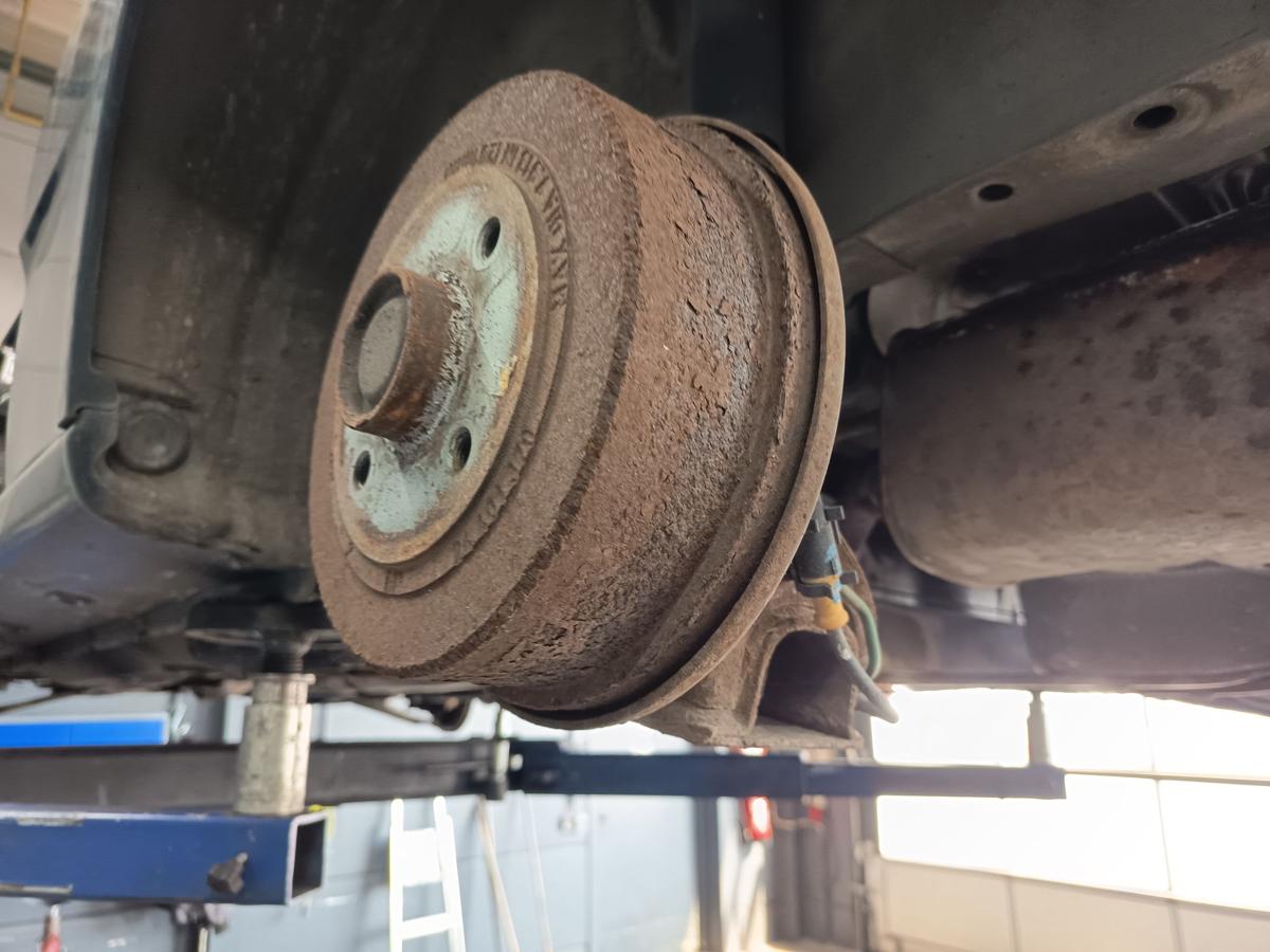 Opel Tigra Twin Top original Hinterachse Tr&auml;ger trommelgebremst 105tkm Bj 2007