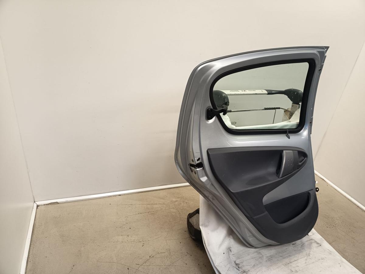 Toyota Aygo original Tür hinten links Fond Fahrerseite 1E7 Merlansilber Bj 2009