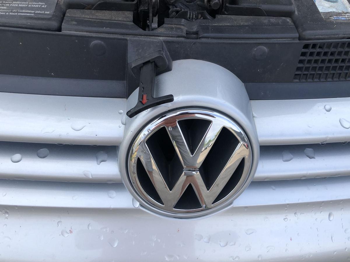 VW Golf 4 IV 1J K&uuml;hlergrill Frontgrill Grill mit VW Logo LA7W Reflexsilber