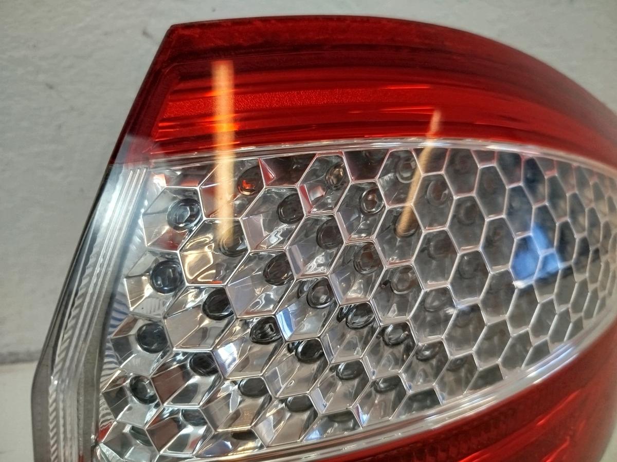 Ford Mondeo BA7 Kombi R&uuml;ckleuchte Schlussleuchte R&uuml;cklicht aussen rechts bis 10