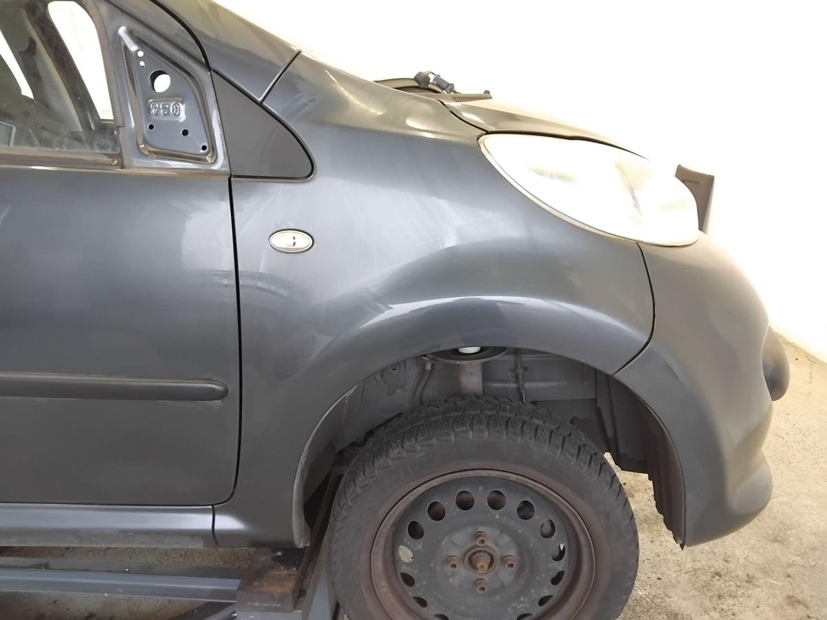 Peugeot 107 original Kotfl&uuml;gel vorn rechts KTA dark grey mica BJ2009