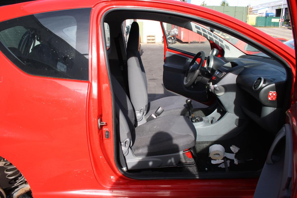 Peugeot 107 3trg orig Sitz vorn rechts Beifahrersitz Stoff schwarz klapp Bj 09