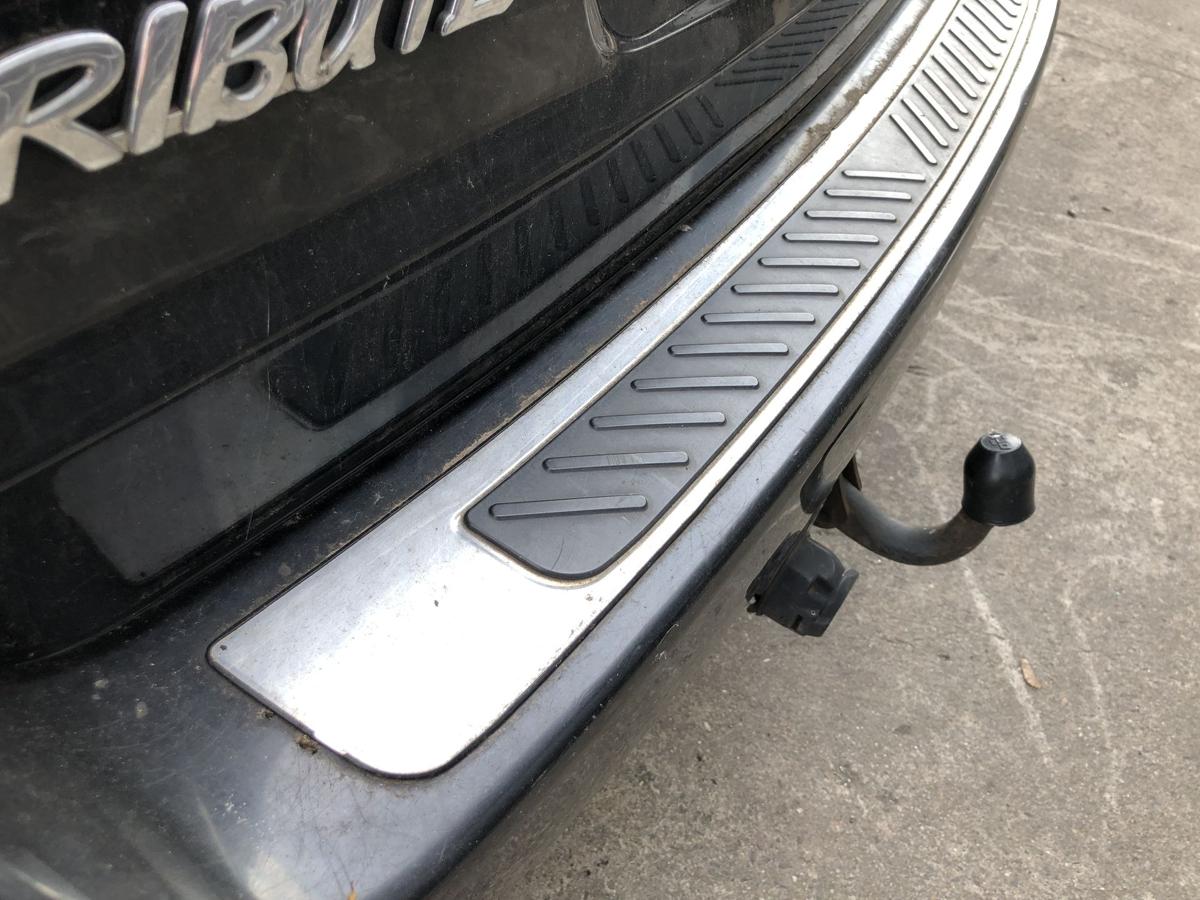 Mazda Tribute EP ab 2004 Stoßfänger hinten Heckschürz AHK Ausschnitt schwarz