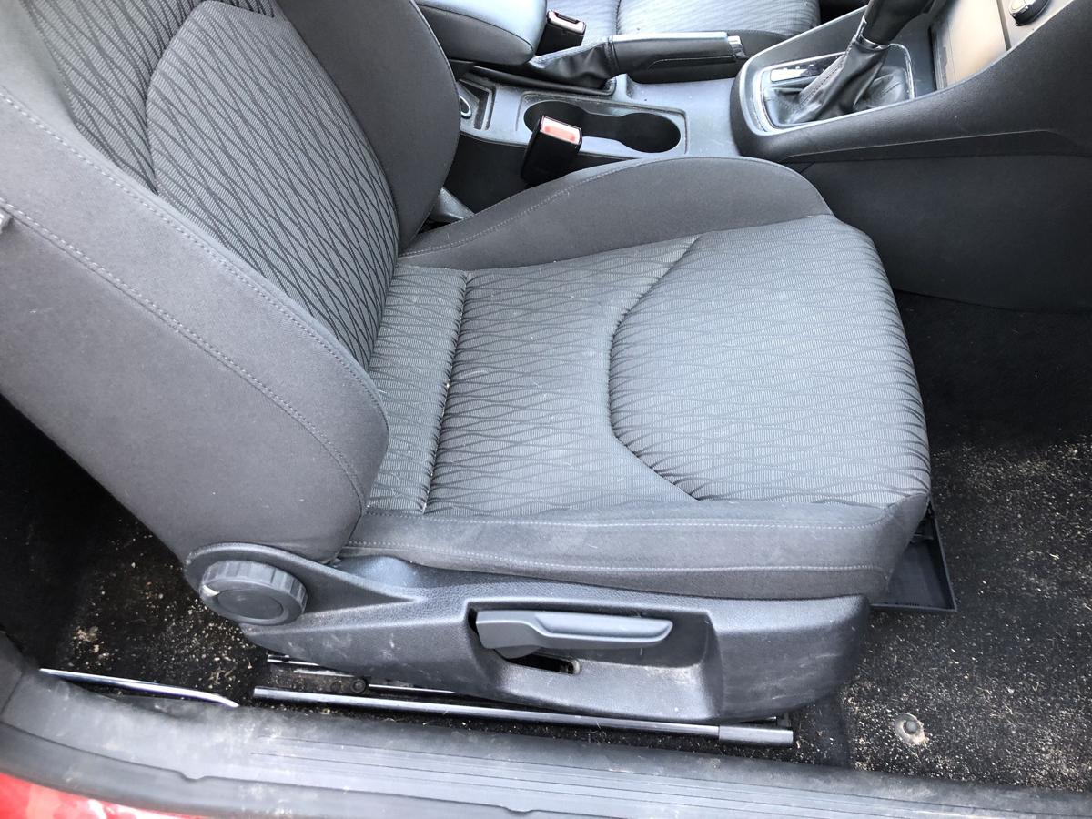 Seat Leon 5F Sitz vorn rechts Beifahrersitz nur f&uuml;r 3 t&uuml;rer Heizung Stoffsitz