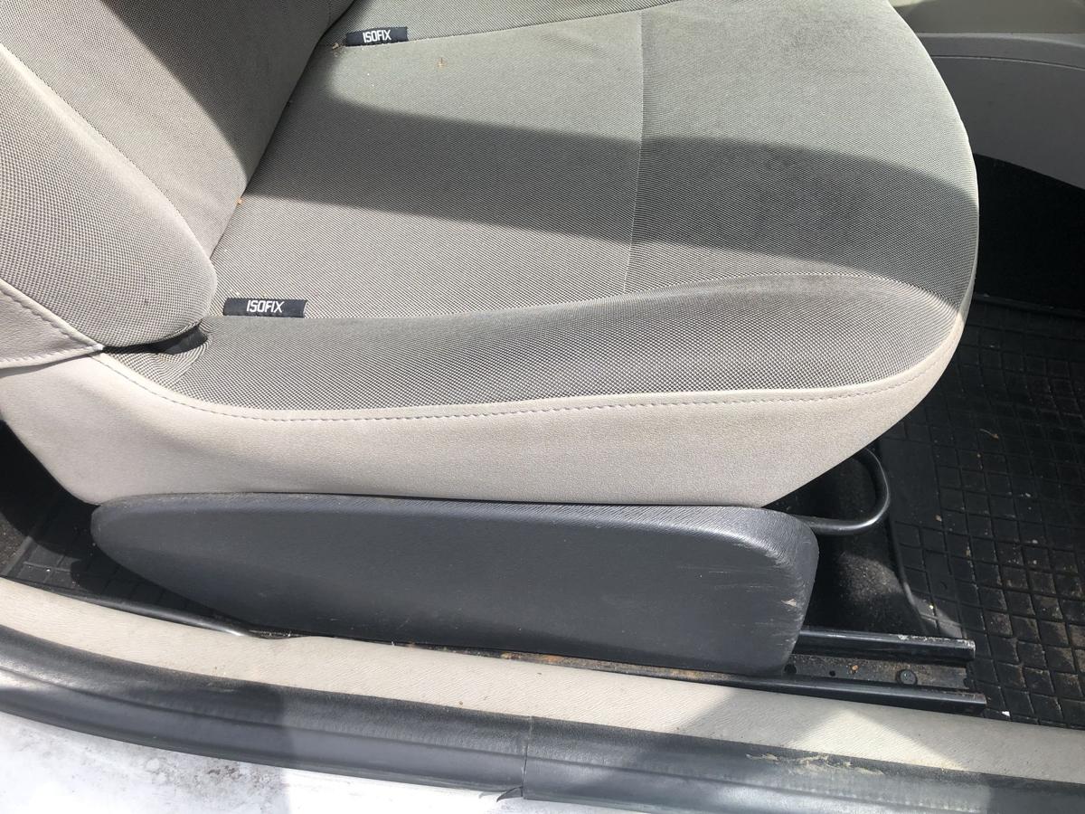 Renault Twingo 2 II Sitz vorn rechts Beifahrersitz Stoff Autositz ISOFIX