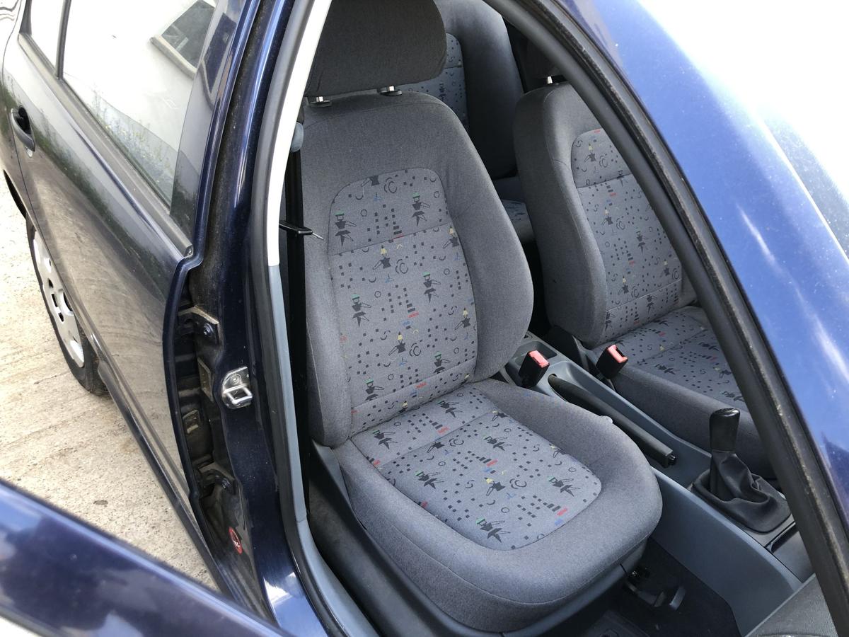 Skoda Fabia 6Y Sitz vorn rechts Beifahrersitz Stoff mit Muster Autositz grau