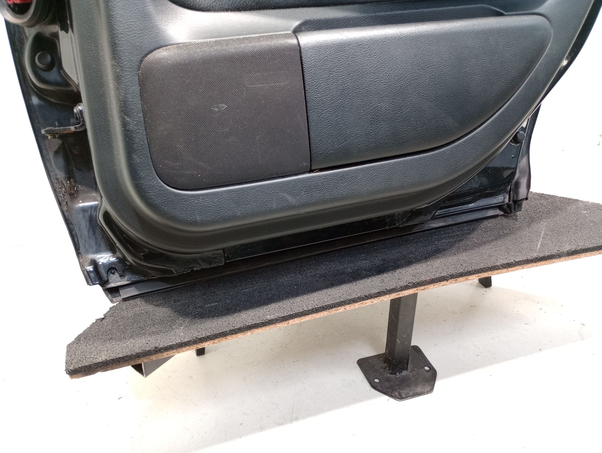 Audi A6 4B Limo original T&uuml;r hinten rechts Fond Z9W Ebonyschwarz Bj 2000