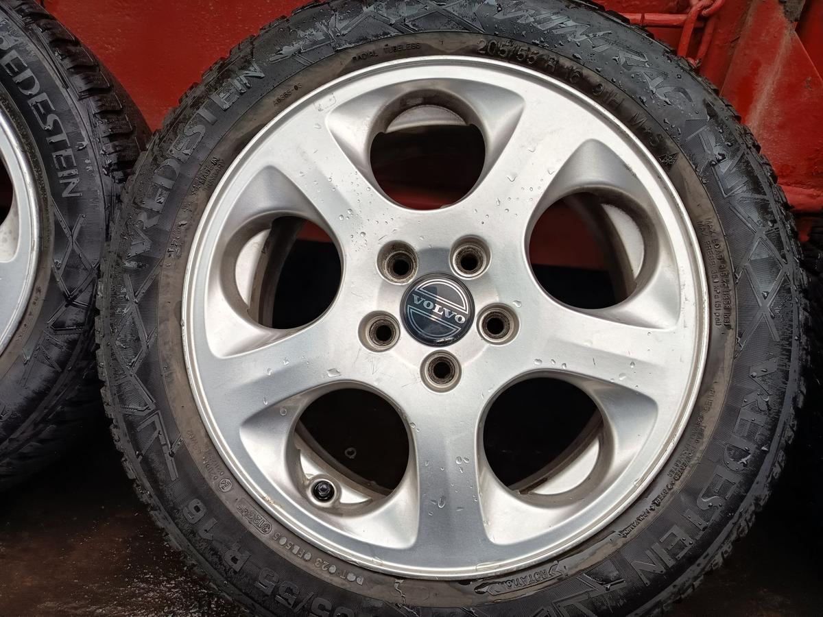 Volvo V70 II original Satz Alufelgen 6,5x16x43 mit Winterreifen DOT 23 Bj 2005