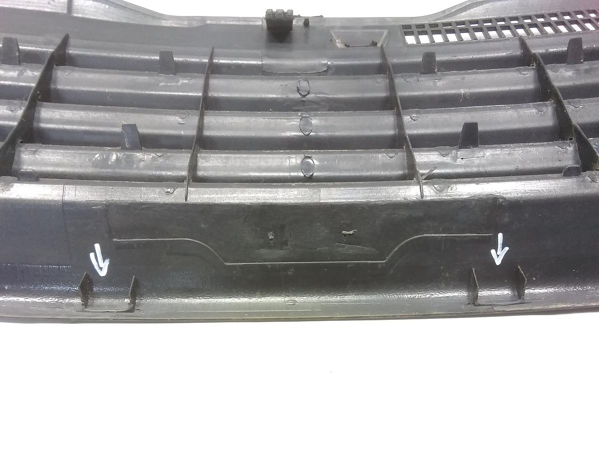 VW Passat 3BG Bj.2001 Kühlergrill ohne Emblem Zubehör mit Mängeln