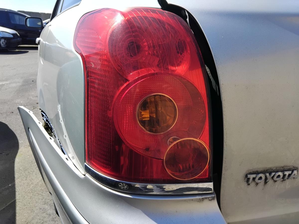 Toyota Avensis T25 Kombi original R&uuml;ckleuchte Schlussleuchte links BJ2005