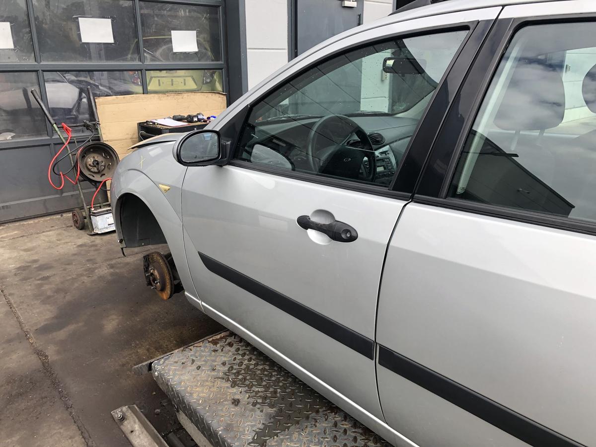 Ford Focus DNW original Tür vorn links Fahrer Polarsilber Bj 2001