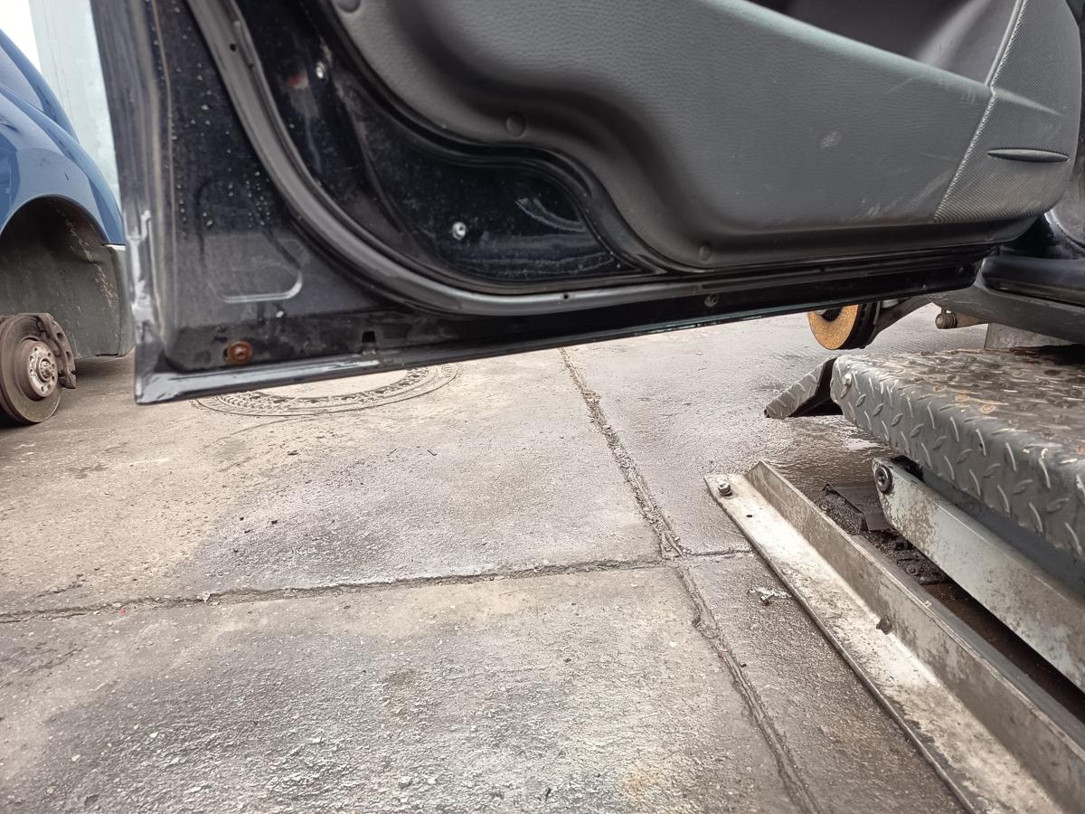 Volvo V70 II original Tür vorn links Fahrer 452 Saphirschwarz Bj 2005