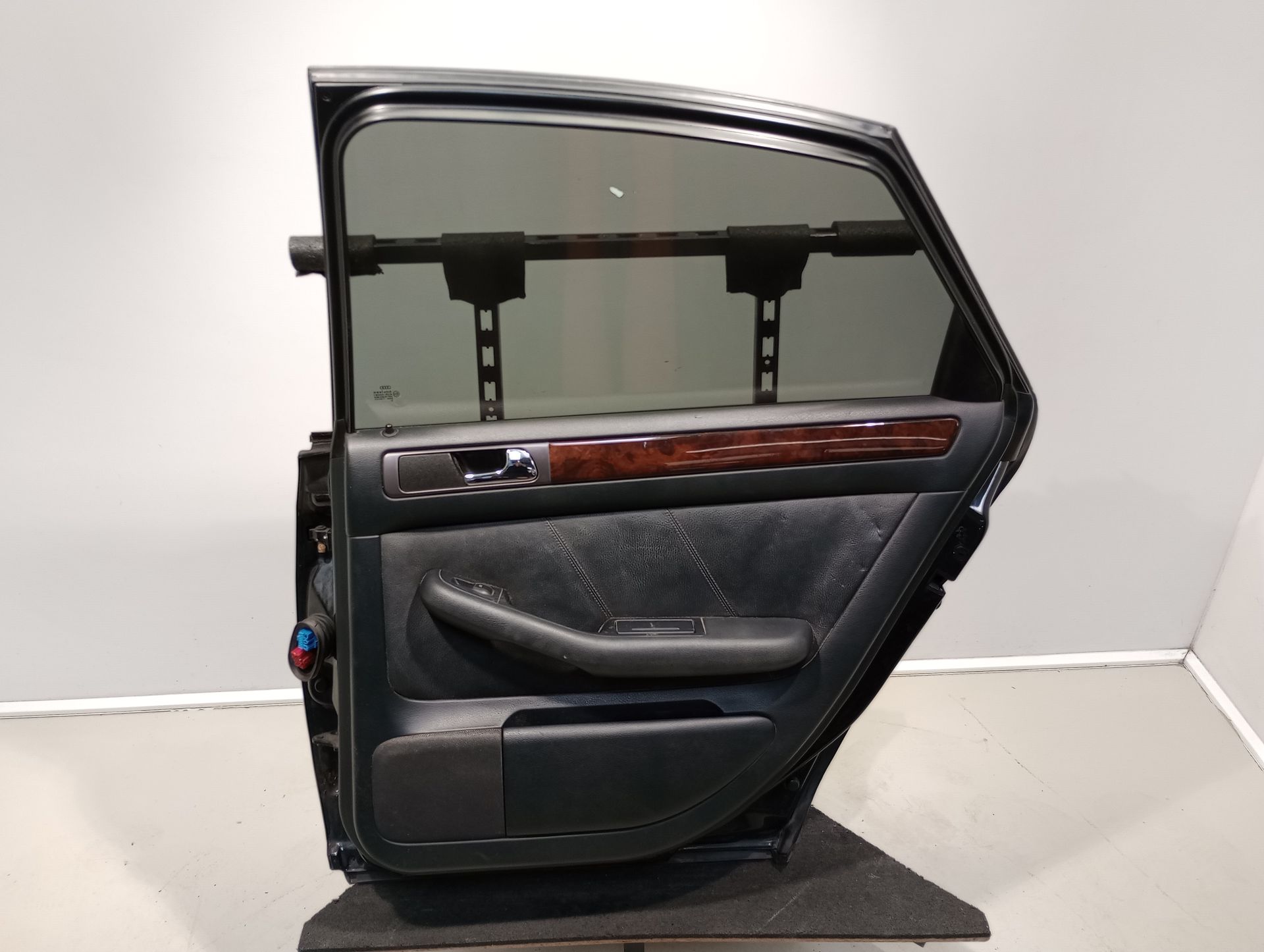 Audi A6 4B Limo original T&uuml;r hinten rechts Fond Z9W Ebonyschwarz Bj 2000