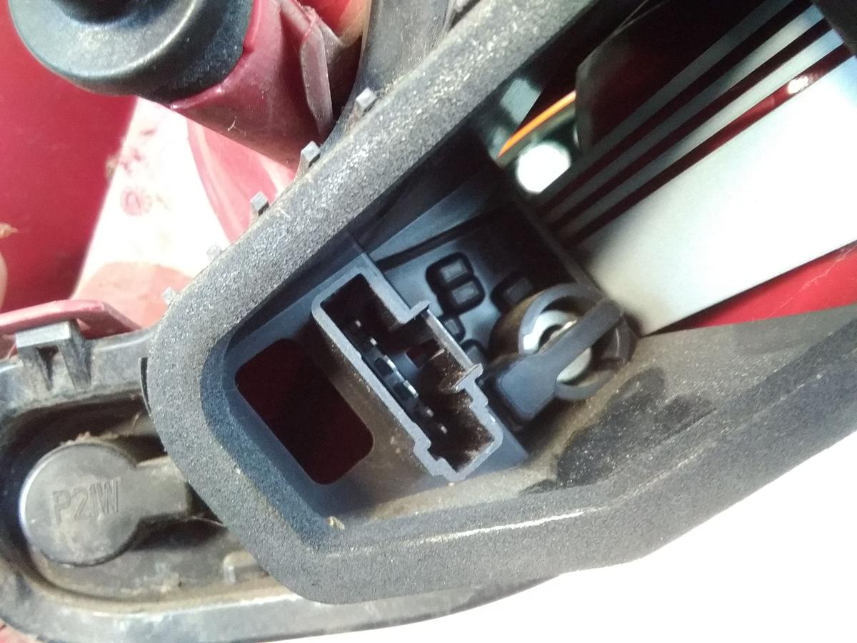 Peugeot 207 original R&uuml;ckleuchte Schlussleuchte links Flie&szlig;heck BJ2007