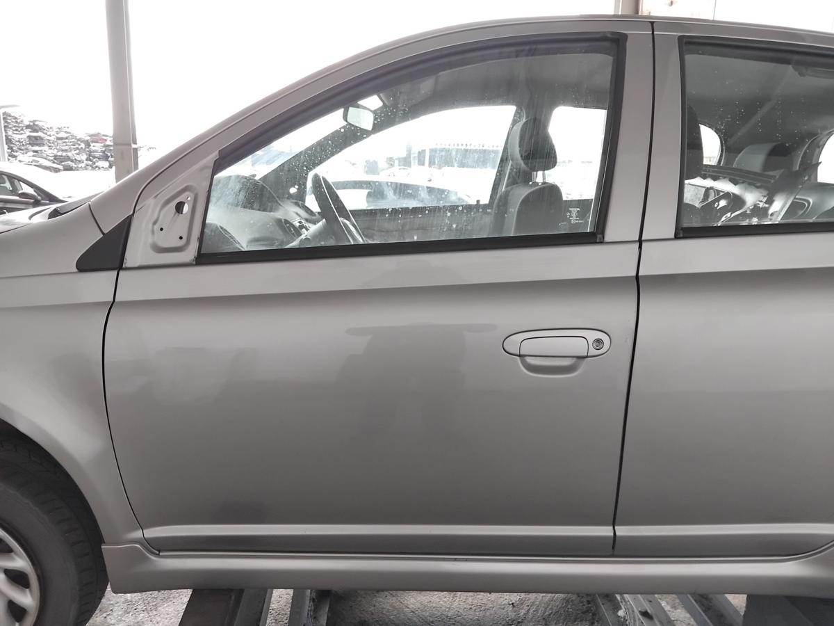 Toyota Yaris P1 T&uuml;r vorn links Fahrert&uuml;r 5-t&uuml;rig BJ2004 Produktionsland Japan