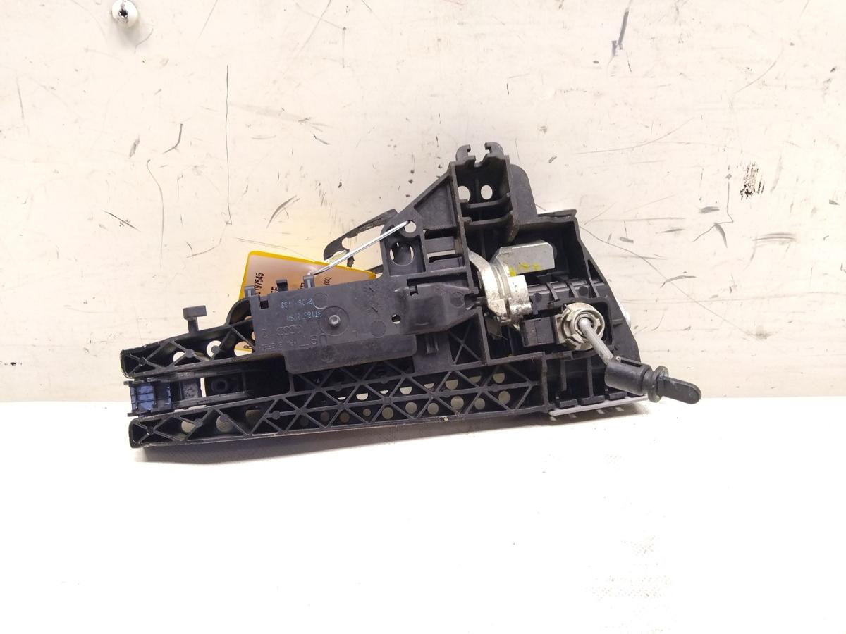 Audi A1 8X orig.T&uuml;rau&szlig;engriff vorn links brillantschwarz LY9B mit Tr&auml;ger BJ2010