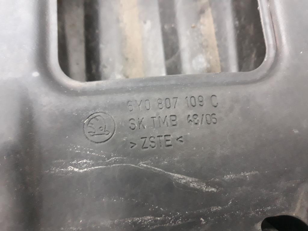 Skoda Fabia 6Y 6Y0807109C Träger Verstärkung Stossfänger vorn original BJ2007