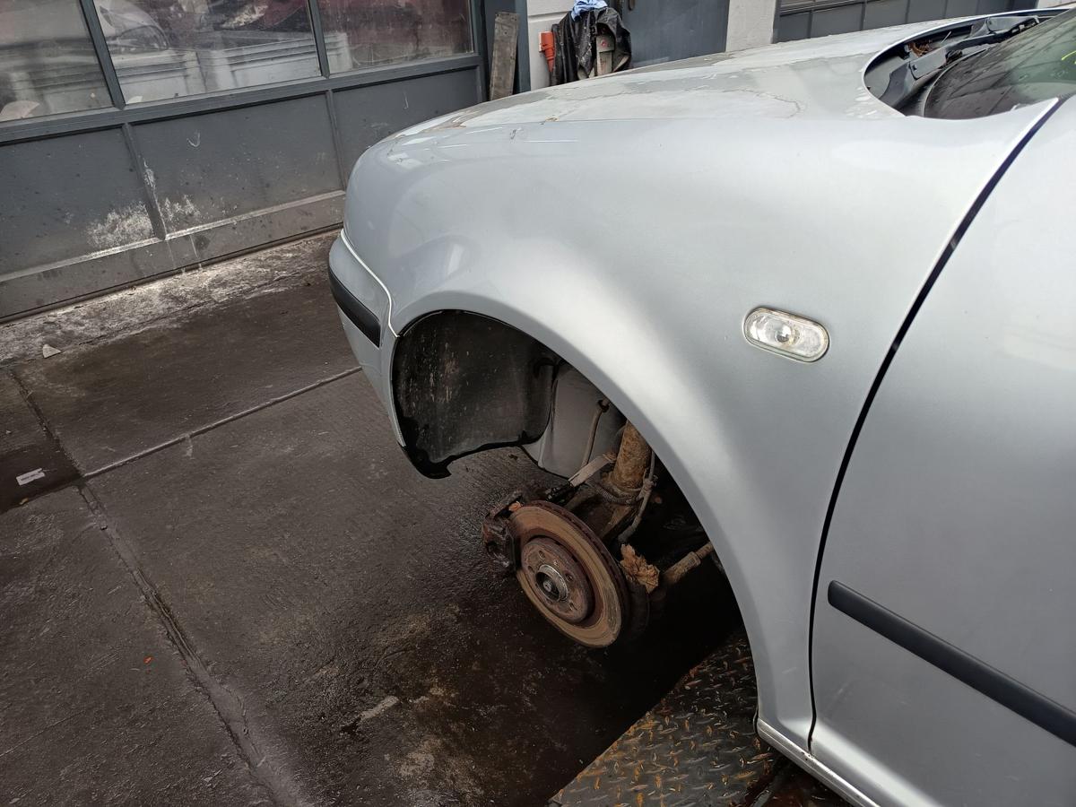 VW Golf IV Kotfl&uuml;gel links Seitenteil A7W Reflexsilber Bj 2003