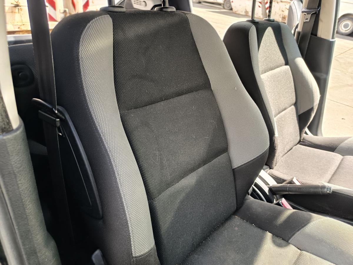 Peugeot 207 original Sitz vorn rechts Beifahrer Stoff 5t&uuml;rer grau/schwarz Bj2009