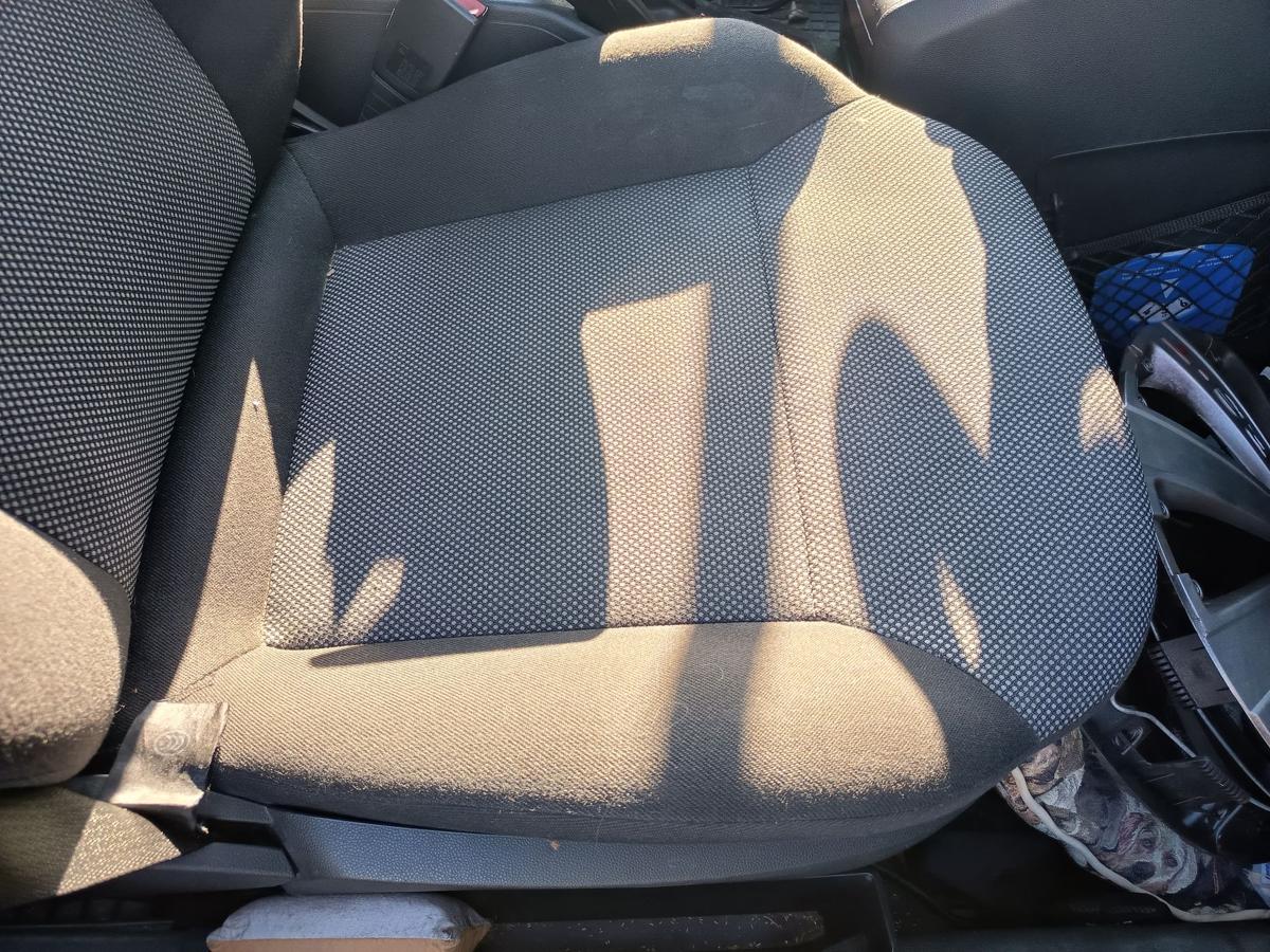 Opel Zafira B original Sitz vorn rechts Beifahrer Stoff schwarz/grau Bj 2009