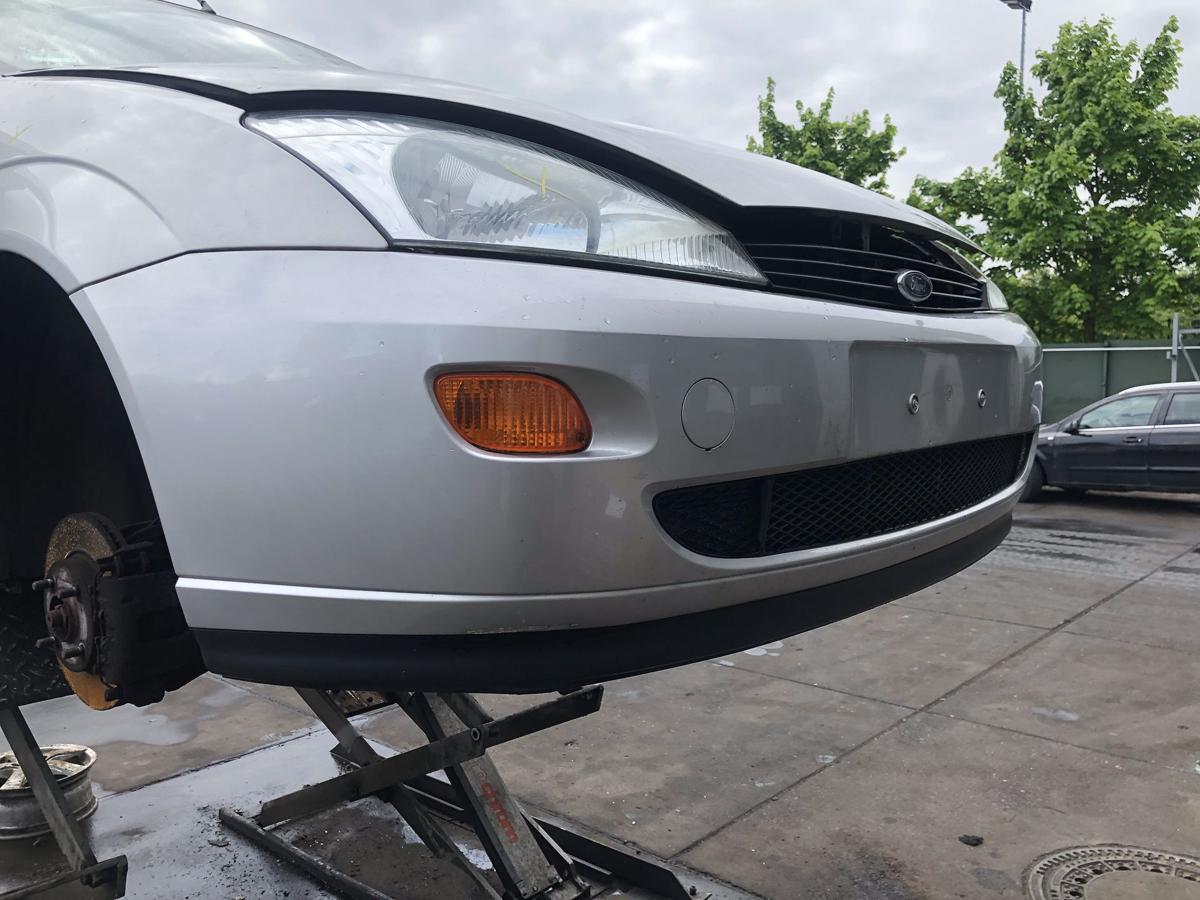 Ford Focus DNW original Stoßstange Fänger vorn/Front Polarsilber Bj 2001