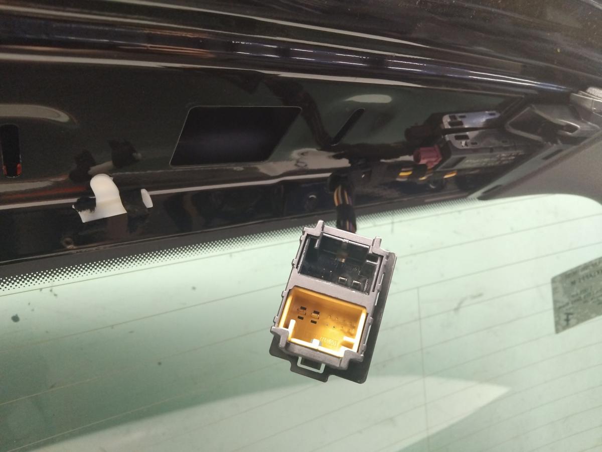 VW Golf Sportsvan Heckklappe schwarzmetallic LC9X mit Heckscheibe dunkel Bj.2017