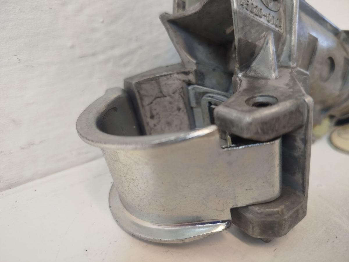 Toyota Yaris XP13 Z&uuml;ndschloss mit einem Schl&uuml;ssel Schlie&szlig;zylinder Z&uuml;ndung