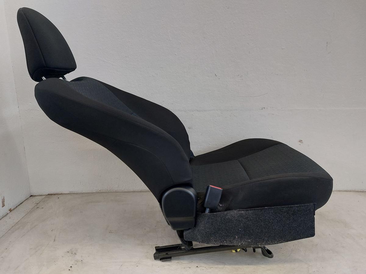 Toyota Yaris XP13 Sitz vorn links Fahrersitz Stoff nur f&uuml;r 5 t&uuml;rer Autositz