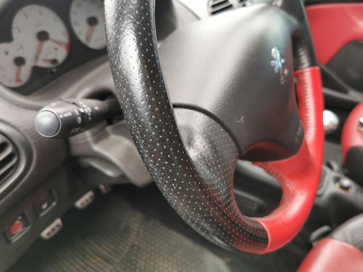 Peugeot 206 CC Lenkrad Leder Lederlenkrad rot schwarz gelocht