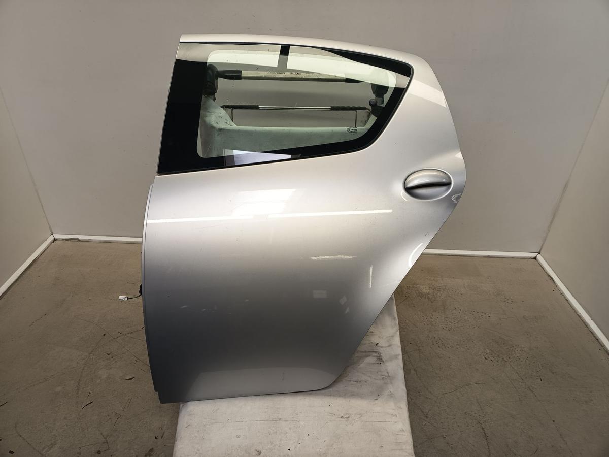 Toyota Aygo original Tür hinten links Fond Fahrerseite 1E7 Merlansilber Bj 2009