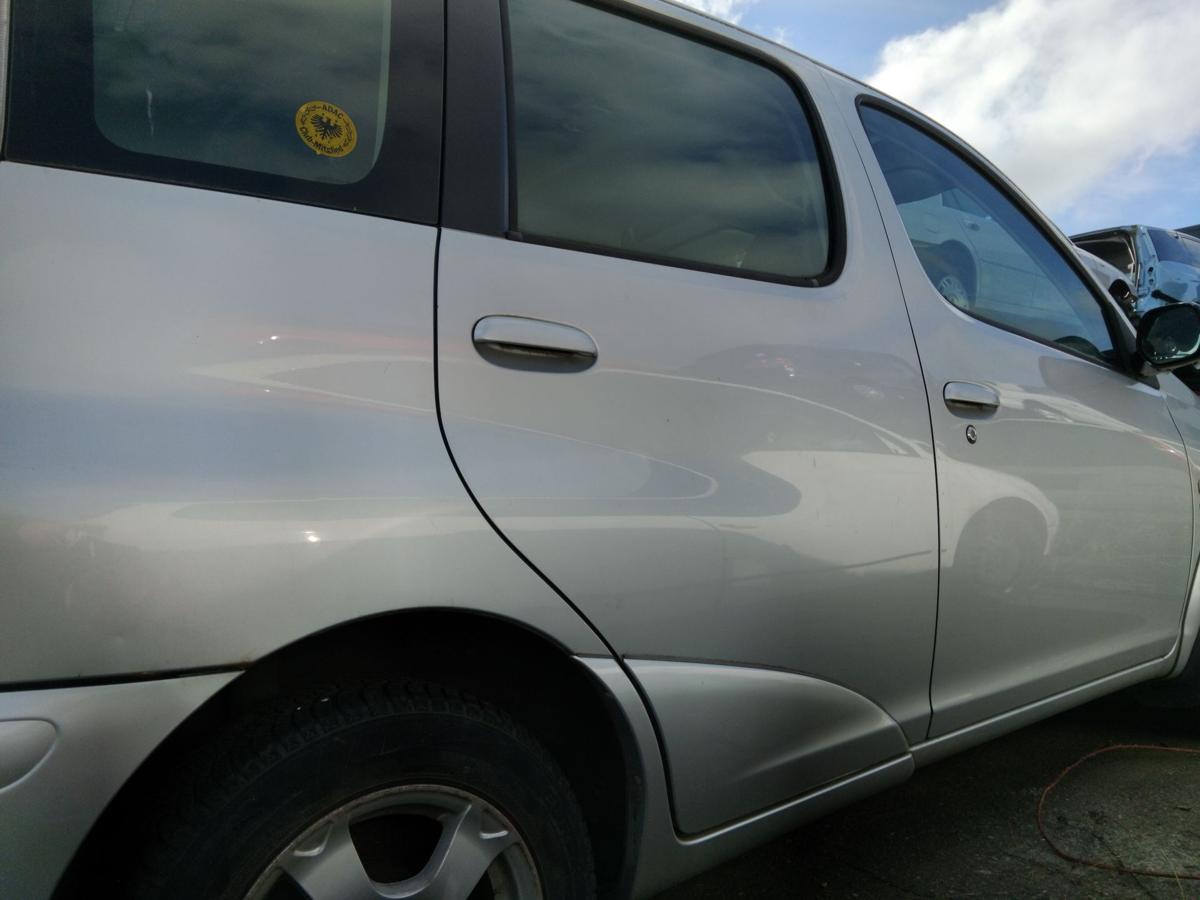 Toyota Yaris Verso original Tür hinten rechts silber 1E7 BJ2004