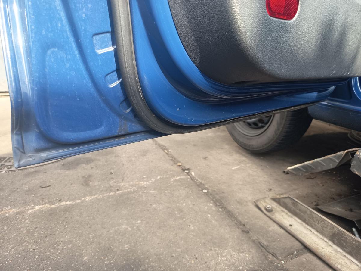 VW Touran GP 1T original T&uuml;r vorn links Fahrer Rohbau L5M Indienblau Bj 2009