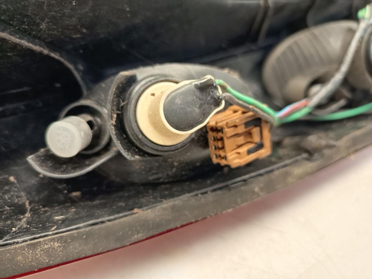 Nissan Almera Tino original R&uuml;ckleuchte rechts vor Faclift Baujahr 2001