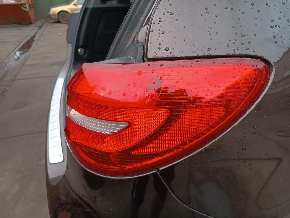 Mercedes W246 original R&uuml;ckleuchte rechts aussen Heck Schlusslicht Bj 2014