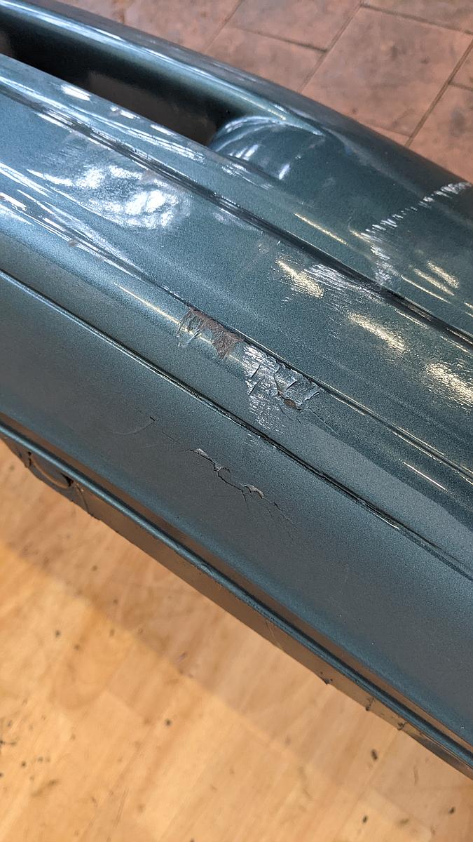 Mazda 626 GD Sto&szlig;f&auml;nger vorn Sto&szlig;stange gr&uuml;n besch&auml;digt