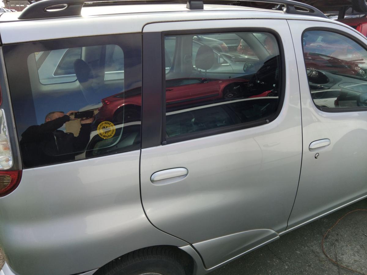 Toyota Yaris Verso original Tür hinten rechts silber 1E7 BJ2004