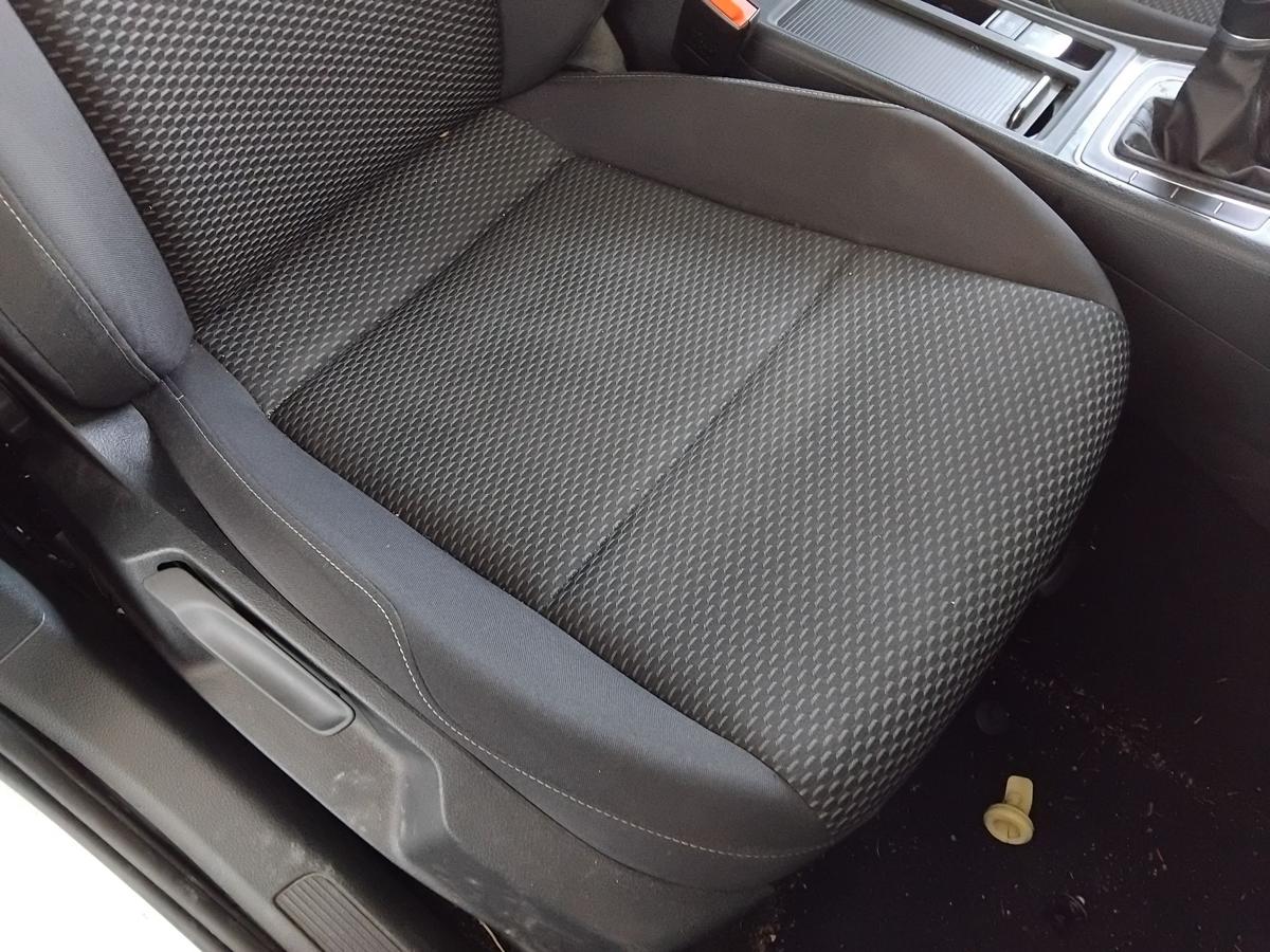 VW Golf 7 orig Sitz vorn rechts Beifahrersitz Stoff dunkelgrau 5t&uuml;rig BJ2019