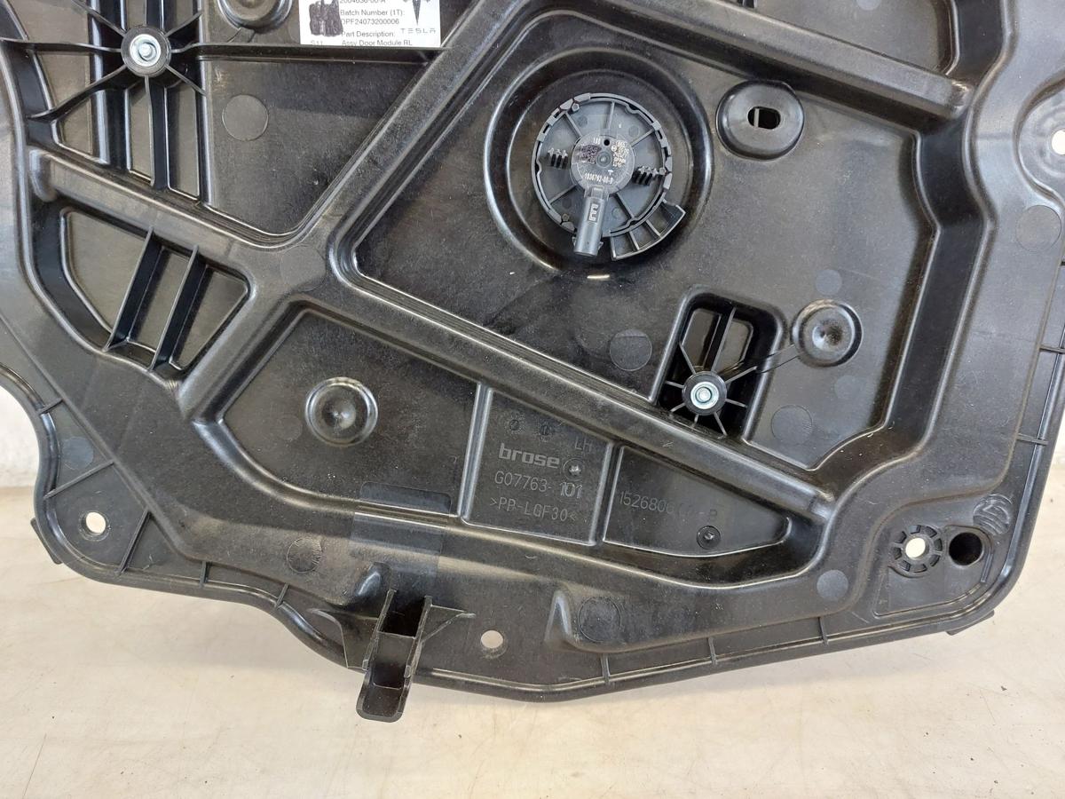 Tesla Model Y Juniper Fensterheber hinten links auf Grundplatte ohne Hebermotor