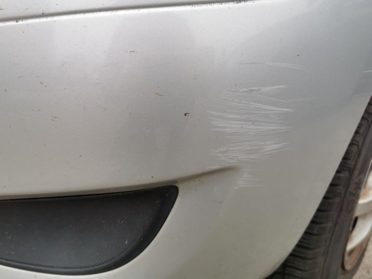 Toyota Yaris XP9 Stossfänger Stossstange Bumper vorn 1E7 Silver Pearl Metallic