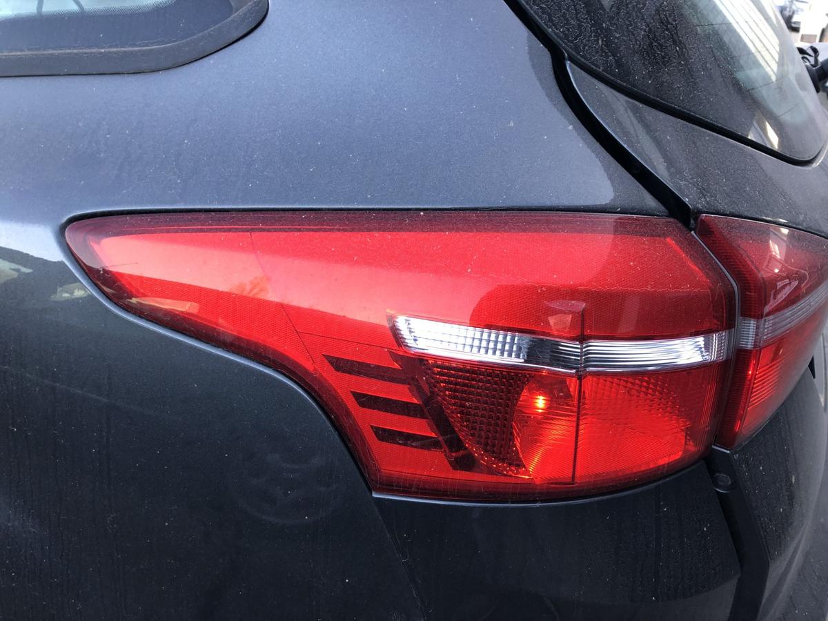 Ford Focus DYB CEW Turnier R&uuml;ckleuchte links au&szlig;en Ecke Facelift OHNE LED