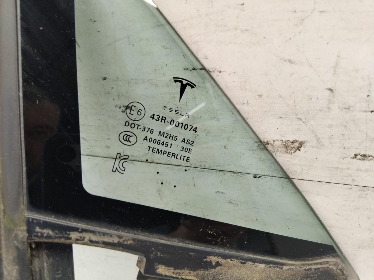 Tesla Model S Dreieckscheibe T&uuml;r vorn rechts gr&uuml;ncolor Bj.2019