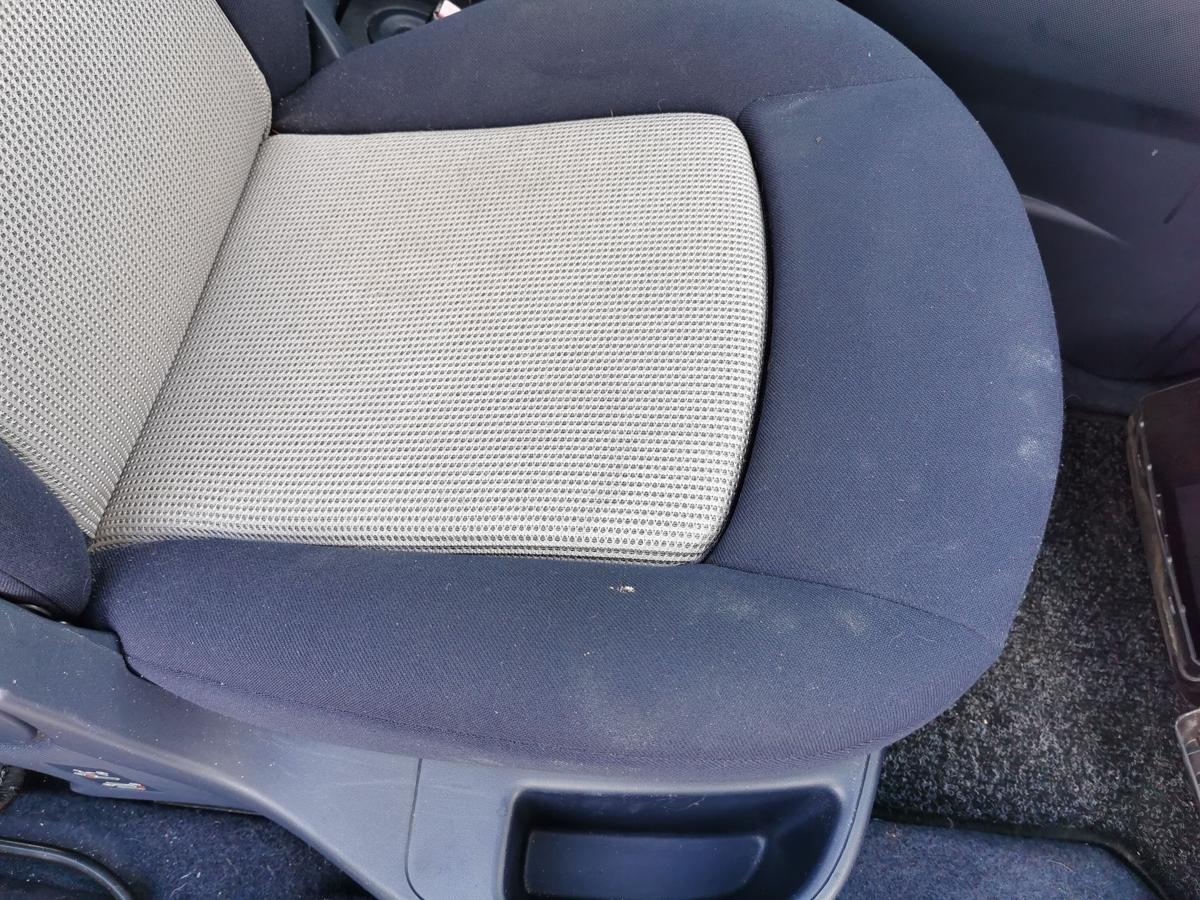 Peugeot 1007 K Beifahrersitz Autositz Sitz vorn rechts Stoff