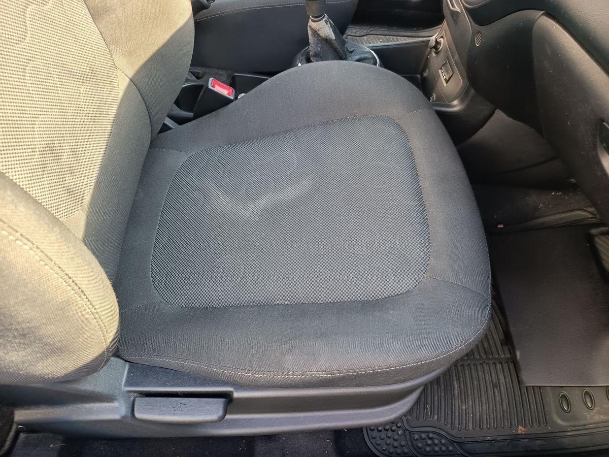 Hyundai i20 original Sitz vorn rechts Beifahrer Stoff 9P Midnight Black Bj 2011