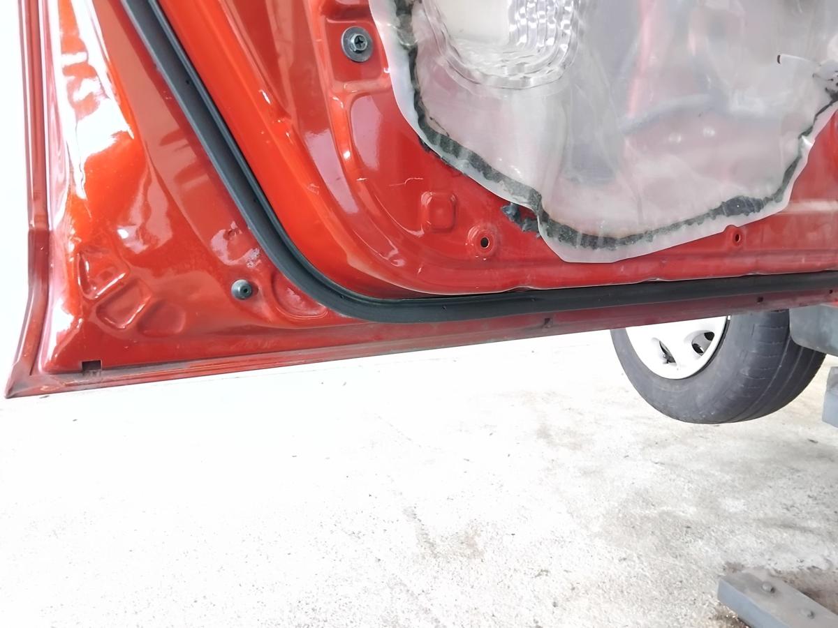 Nissan Tiida C11 T&uuml;r vorn links Fahrert&uuml;r BJ2009 NAC New Red Metallic 5-t&uuml;rig