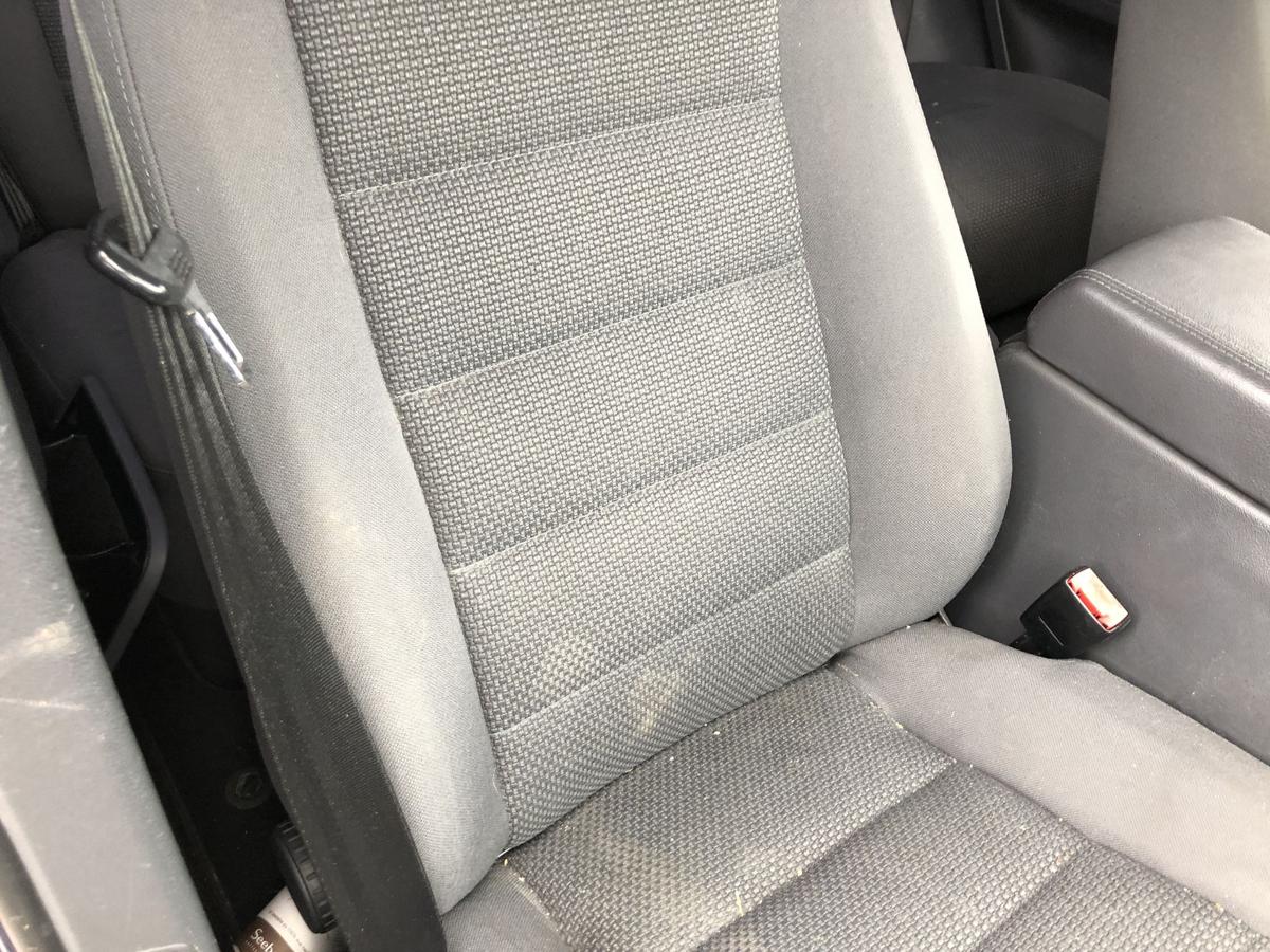 VW Touareg 7L Sitz vorn rechts Beifahrersitz Stoff mit Heizung