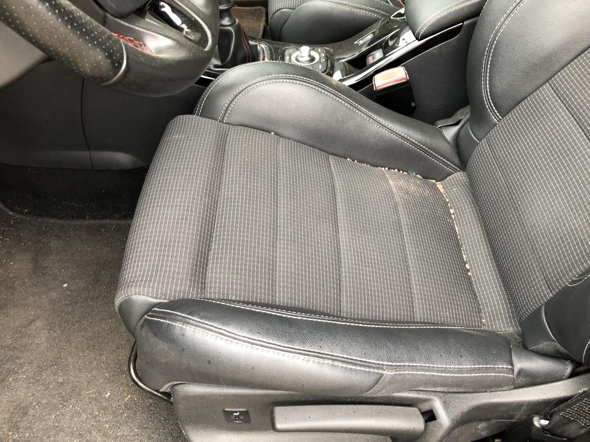 Renault Megane 3 III Grandtour Sitz vorn links Fahrersitz Kunstleder GT Logo