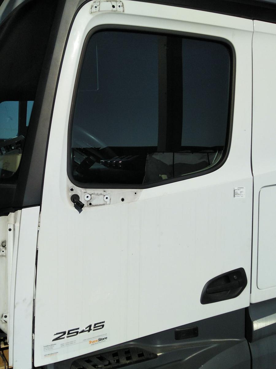 Mercedes Actros MP4 963 StreamSpace T&uuml;r links Fahrert&uuml;r arktikweiss Bj.2018