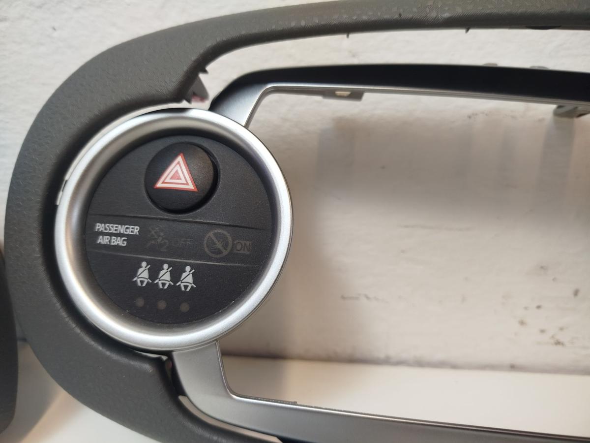 Toyota Yaris XP13 Blende Armaturenbrett Radioausschnitt Luftd&uuml;sen links rechts