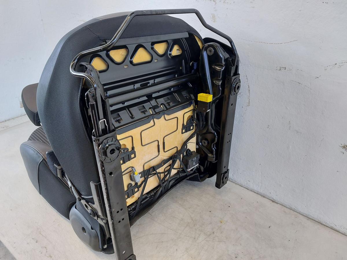 Peugeot 2008 I CU Sitz vorn links Fahrersitz Kunstleder Stoff braun Heizung